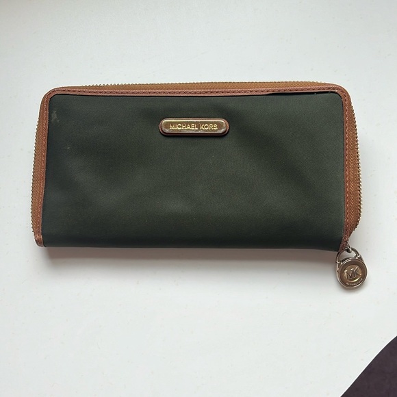 Michael Kors Ziparound Nylon Olive Green Wallet - Picture 1 of 8
